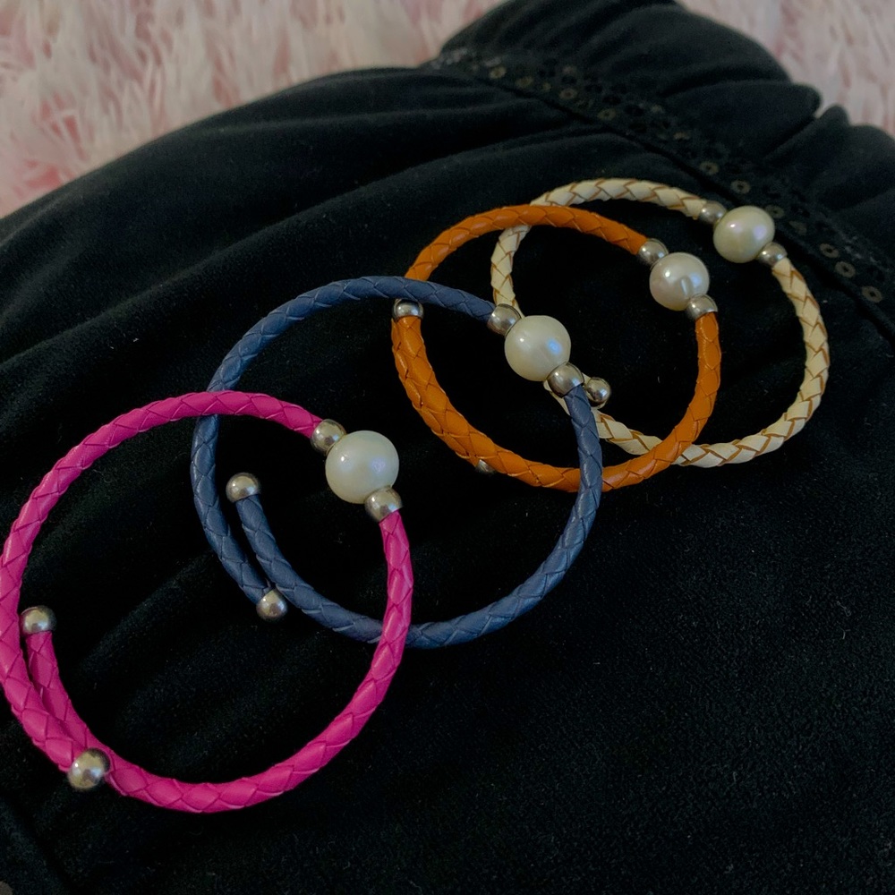 4 pearl wicker bracelets in orange, navy blue, cream and pink.